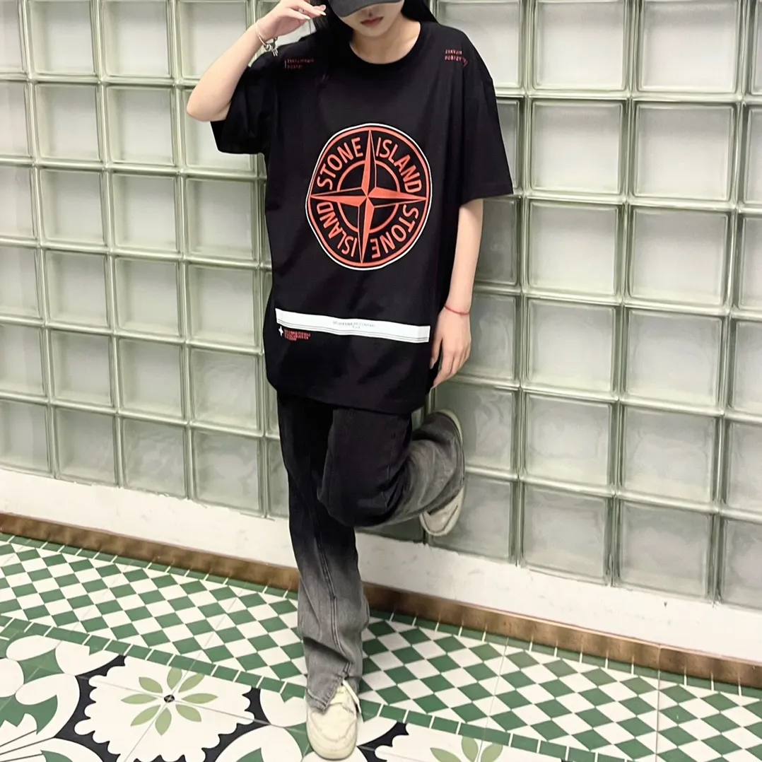 W616#P110💰 [Stone lsland/Stone Island summer new short-sleeved T-shirt with red big compass print on the chest] ⚠️[Original creation, high control of details] Made of 260 grams of combed cotton, 32-count double yarn - Simple basic versatile style, original quality, the first choice for couples. - Made in a large factory, four needles and five threads on the shoulder, neatly arranged, high quality workmanship. - Same style for men and women, very versatile, one piece for each person Details are clearly visible. Color: Black White Size: M L